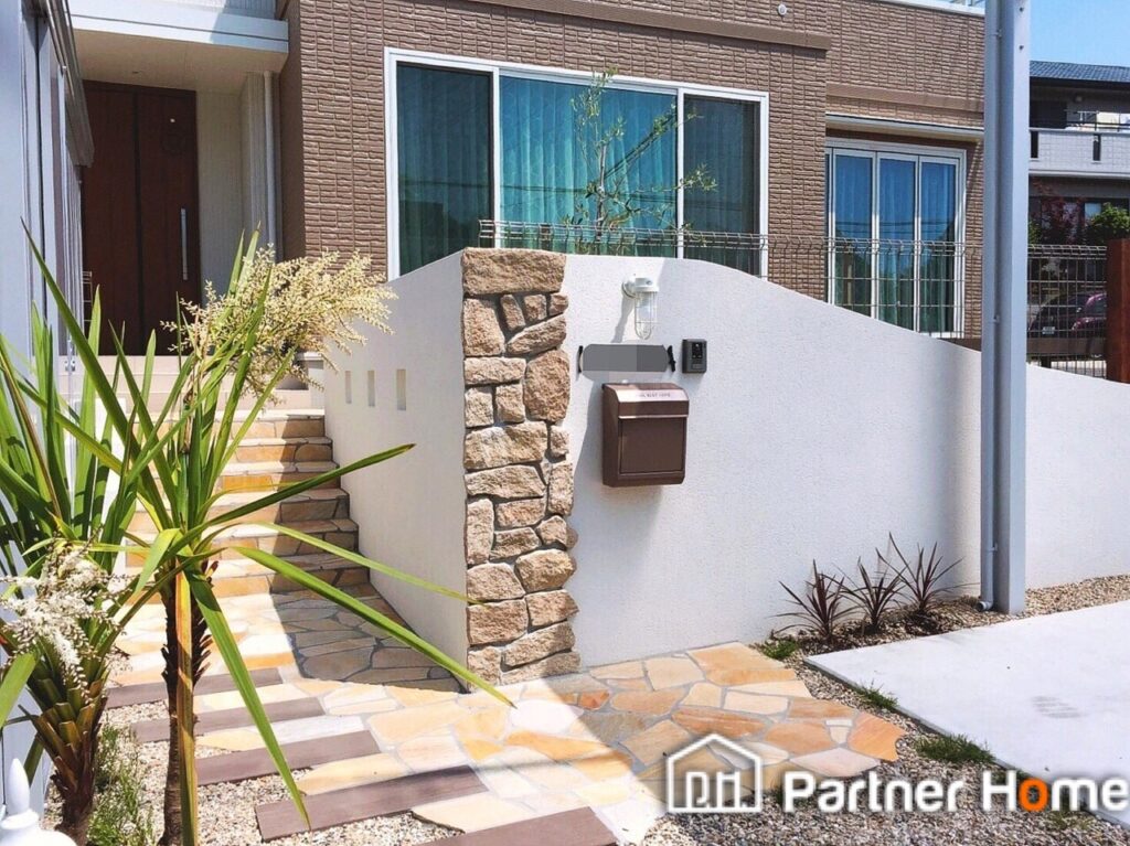 愛知県小牧市Ｋ様邸の新築外構・エクステリア一式工事完了いたしました。パートナーホーム株式会社愛知県小牧市　新築外構工事　洋風外構エクステリア　枕木アプローチ　乱貼りタイル　カーポート　天然芝　塀　施工実績　おしゃれ　植栽|パートナーホーム