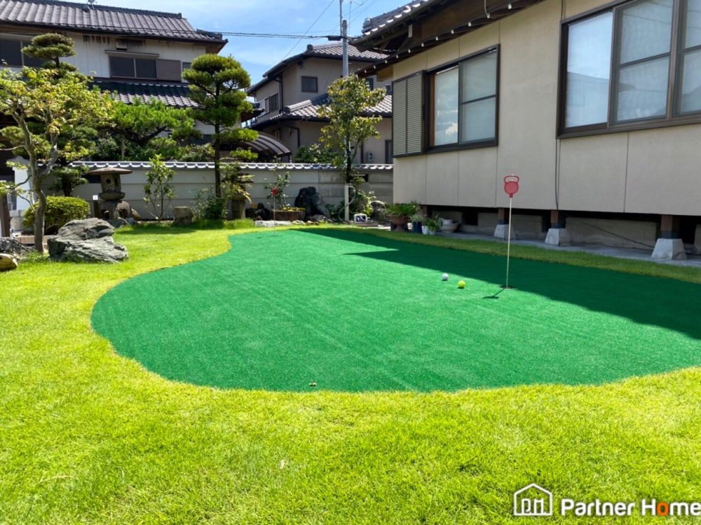 愛知県稲沢市I様邸にて外構工事が完了しました。主庭にはパターゴルフ場を作成。天然芝と人工芝を組み合わせラフとグリーンに仕上げました。土間コンクリートを下地にすることで真っ平なグリーンに。