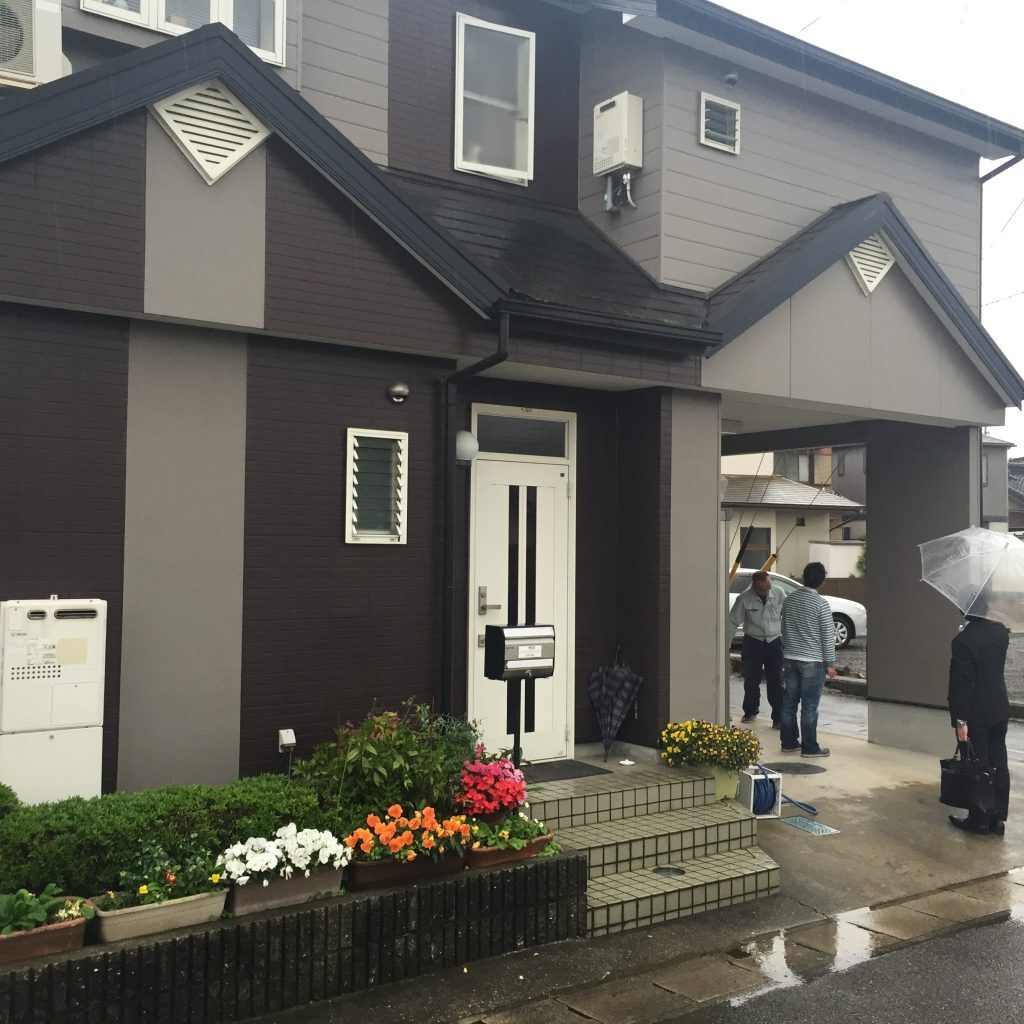 春日井市　T様　外構エクステリア　リフォーム　春日井市、テラス屋根増設による作業前写真。駐車場・カーポート・お庭のウッドデッキや芝貼り、アプローチなどおしゃれで安いエクステリアデザインプランをご提案しています。多数のハウスメーカーから工務店の住宅の施工を行っておりますのでモダンスタイルから洋風・北欧系デザインまで是非お任せください。無料お見積りはお問い合わせフォームから受け付けております。|パートナーホーム