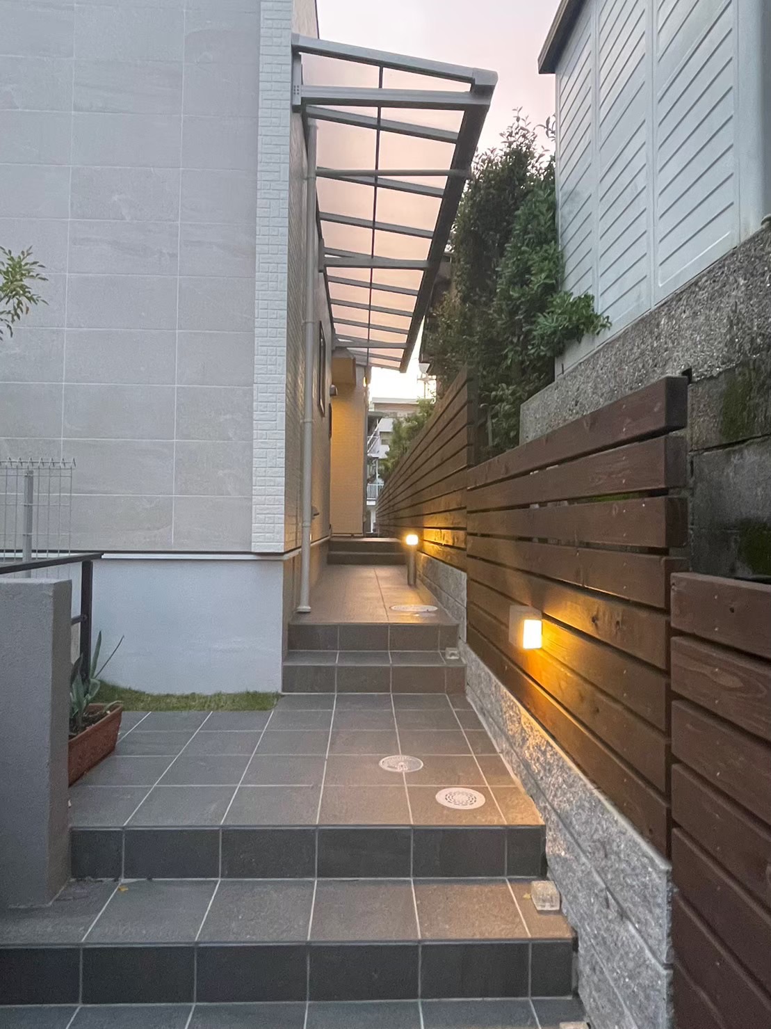 愛知県名古屋市名東区のウッドフレンズ住宅、外構工事です。駐車場のカーポートは三協アルミ製のスカイリードを採用。【パートナーホーム施工事例】|パートナーホーム