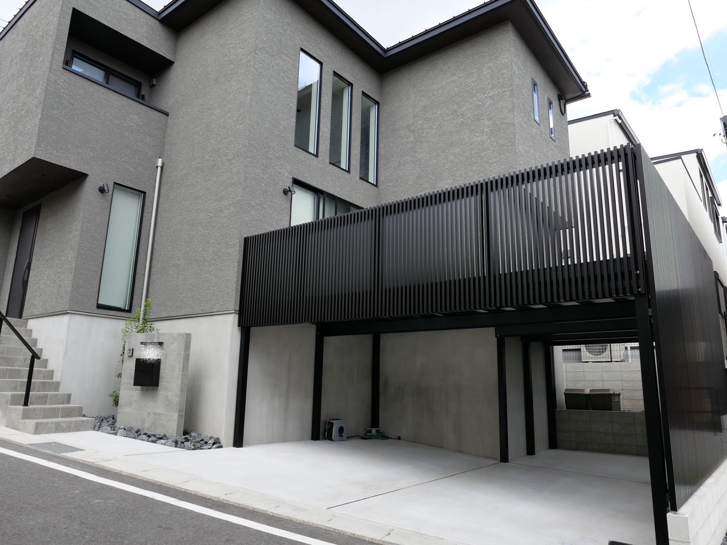 バルコニー付きの新築外構工事|愛知県日進市の新築外構工事、施工事例。サンアイ岡本のオーダーメイドのベランダを設置。LIXILのプログコートフェンスを組み合わせカスタマイズ。 門塀を作成し、階段を門塀と同様のタイル仕上げ。階段の側面は少しデザイン性を取り入れたタイルとモルタルの境目を作り上げました。　 ＃パートナーホーム　＃おしゃれな外構　＃エクステリア　＃ポスト　＃名古屋市名東区|パートナーホーム
