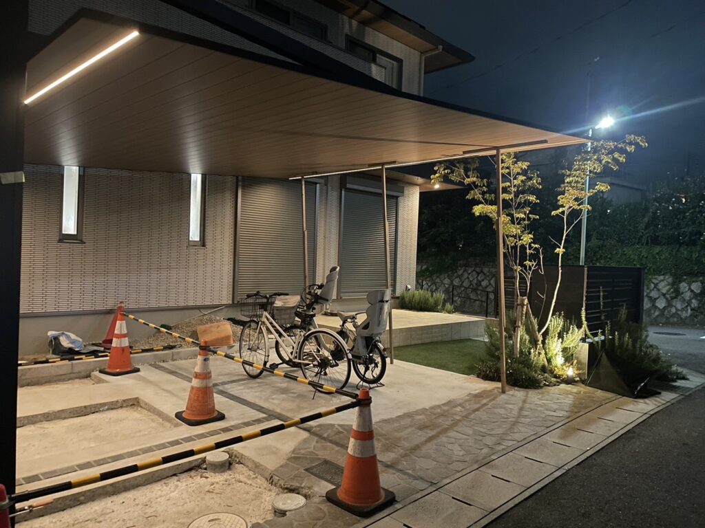 スタッフのつぶやき部屋 ⸒⸒5愛知県名古屋市千種区の外構リフォーム工事、LIXILのカーポートSC（2台用）片支持柱の施工写真・施工事例の一部です。ラインライトの照明付きで夜間もおしゃれに。パートナーホームの施工事例。|パートナーホーム