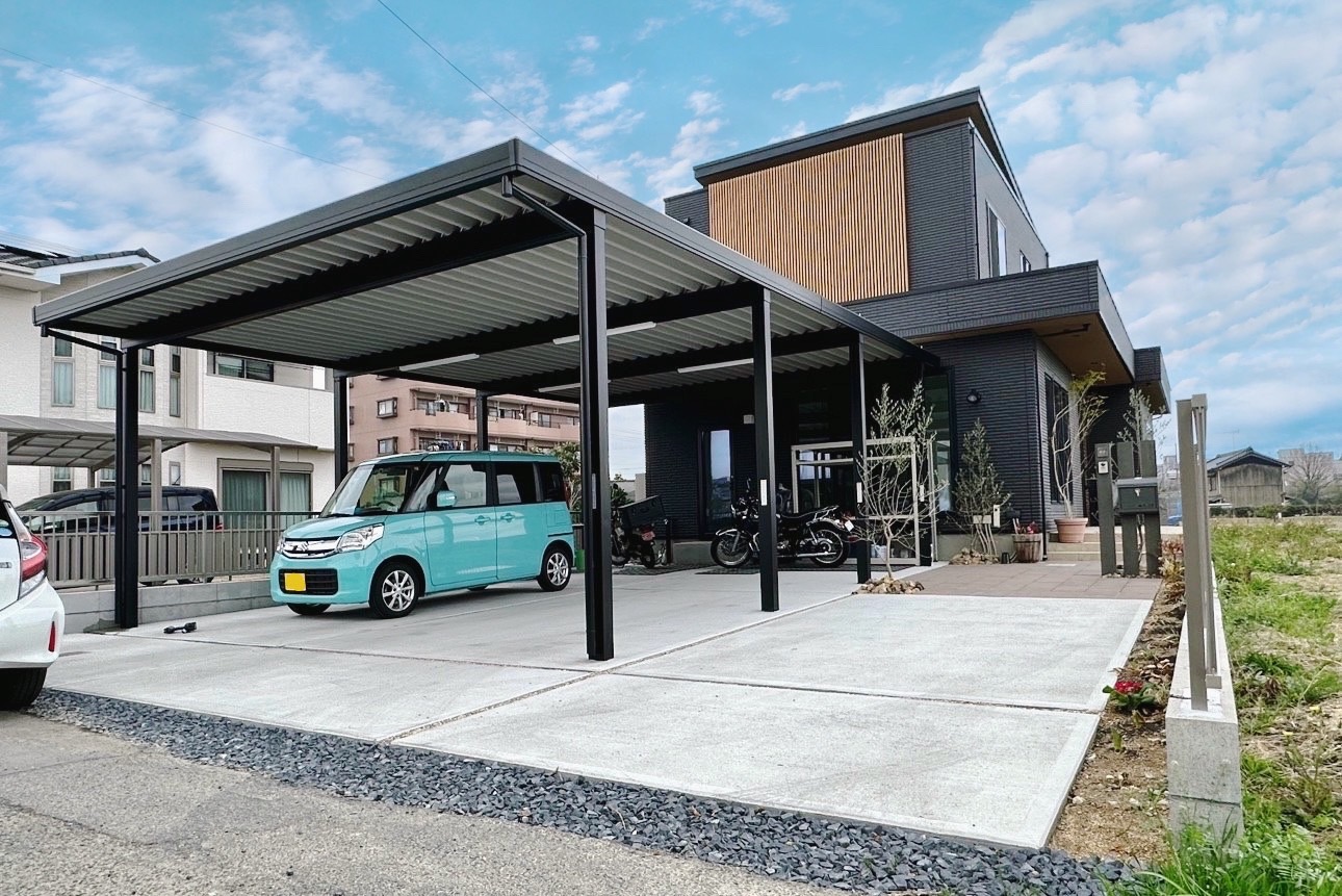 愛知県名古屋市名東区の新築外構工事です。 駐車場に4台用の折板（セッパンカーポート）ブラックを設置。自転車やバイクやアウトドアセットを置いておけるスペースを確保しております。駐車場は土間コンクリート仕上げ〈パートナーホームの施工事例〉|パートナーホーム