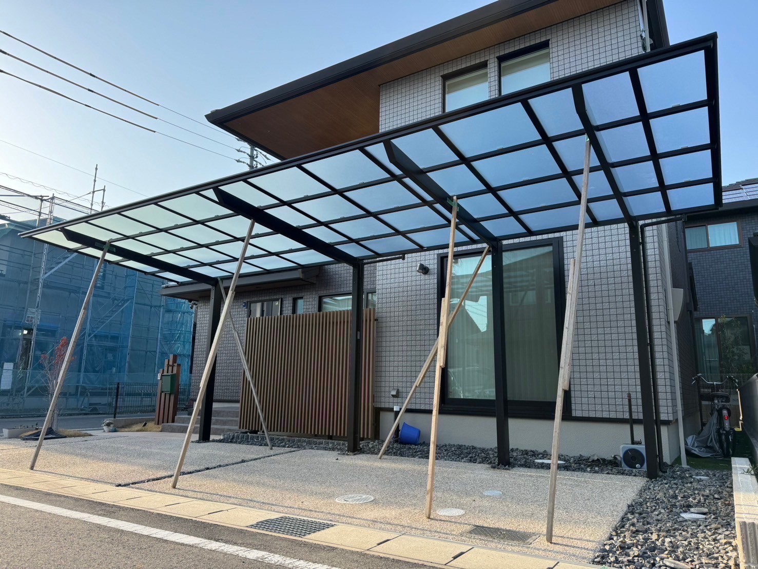 名古屋の外構リフォーム工事施工事例　　新築　建売住宅　カーポート　LIXIL　ネスカF　縦2連棟タイプ　ブラック　遮熱ポリカ屋根　パートナーホーム|パートナーホーム