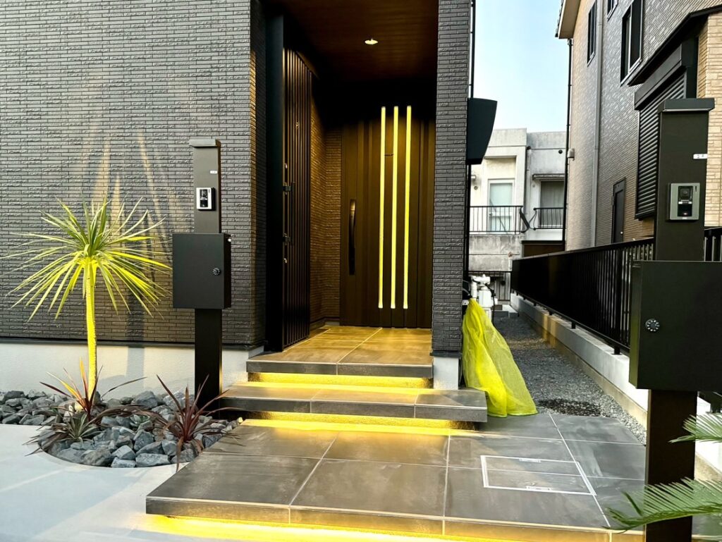 クラシスホームの新築外構 × フロート階段とラインライトの玄関アプローチ〈名古屋市東区〉愛知県名古屋市東区のクラシスホーム、新築外構工事の施工事例です。ダークグレーの外壁や玄関で落ち着いたカラーセレクトが特徴。二世帯の為それぞれ機能門柱を二つ設けています。シックなブラックのスリムなシンプルデザインで場所をとらずすっきりとした玄関まわりに◎おしゃれなフロート階段（浮き階段）デザイン＋ラインライトで夜のライトアップをお楽しみください。〈名古屋の外構専門店パートナーホームの施工事例〉|パートナーホーム