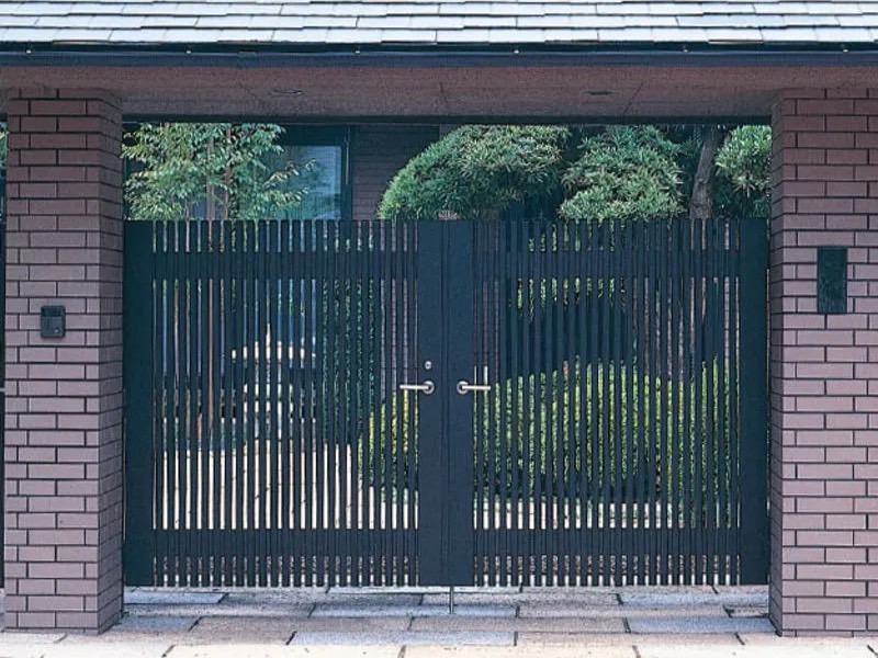 LIXIL　グランメジャー【外構エクステリア商品】LIXIL　外構　門扉　アルミ形材　モダン　 おしゃれ　エクステリア　愛知・名古屋の外構専門店パートナーホームのエクステリア製品一覧 　グランメジャー　１型 両開きマイルドブラック 14-16 門柱使用|パートナーホーム