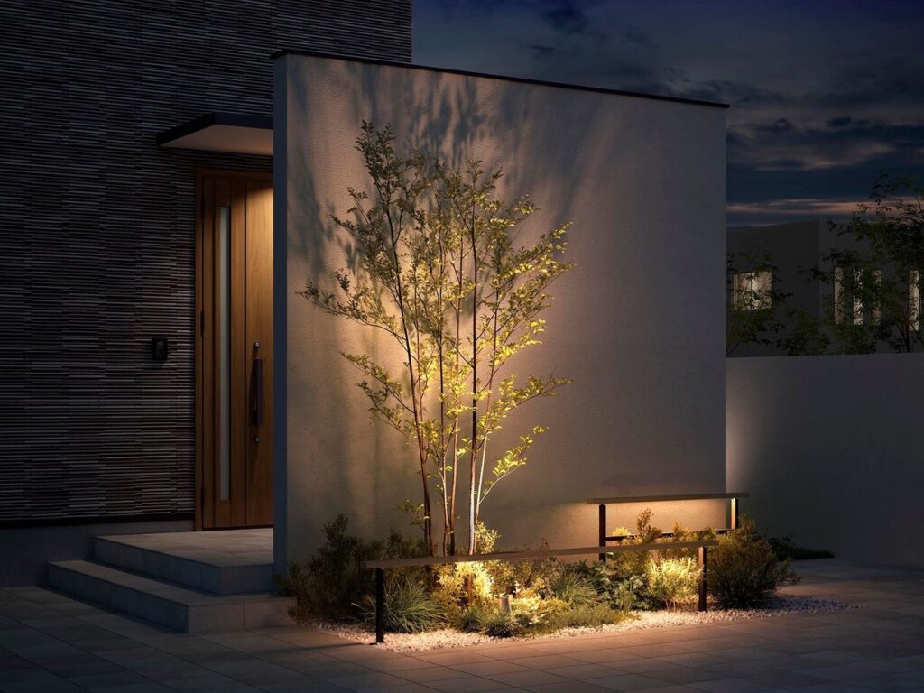 LIXIL　美彩　フェンスAL　シームレスラインライトタイプ【外構エクステリア商品】LIXIL　照明　外構　モダン　 おしゃれ　エクステリア　愛知・名古屋の外構専門店パートナーホームのエクステリア　製品一覧　美彩　Seamless Line Light　フェンスALシームレスラインライト　タイプ　1スパンをワンポイントアクセントとして使用。美しく植栽を照らし出し、ワンランク上のファサード空間を演出します。|パートナーホーム