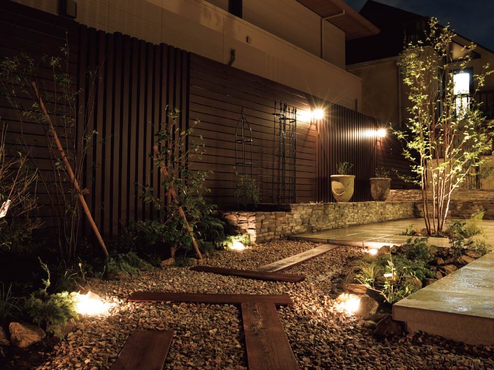 LIXIL　美彩　Glass Floor Light【外構エクステリア商品】LIXIL　照明　外構　モダン　 おしゃれ　エクステリア　愛知・名古屋の外構専門店パートナーホームのエクステリア　製品一覧　美彩　Glass Floor Light　グラスフロアライト　ガラスの内外両面に施されたサンドブラスト加工で拡散した光が、LED照明とは思えないほどやわらかく広がり床や地面のアクセントになります。|パートナーホーム