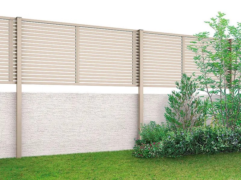 LIXIL　フェンス　外構　モダン　 おしゃれ　エクステリア　愛知・名古屋の外構専門店パートナーホームのエクステリア　製品一覧　フェンスAB　多段柱（2・3段柱）敷地内　既設の壁と組み合わせ気になる上からの視線をカット|パートナーホーム