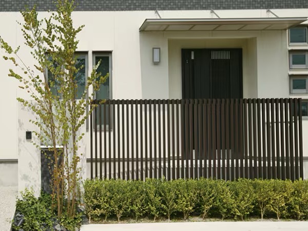 LIXIL　空間創造スクリーン スリットライン【外構エクステリア商品】|サムネイル　LIXIL　フェンス　外構　モダン　 おしゃれ　エクステリア　愛知・名古屋の外構専門店パートナーホームのエクステリア　製品一覧　空間創造スクリーン スリットライン|パートナーホーム