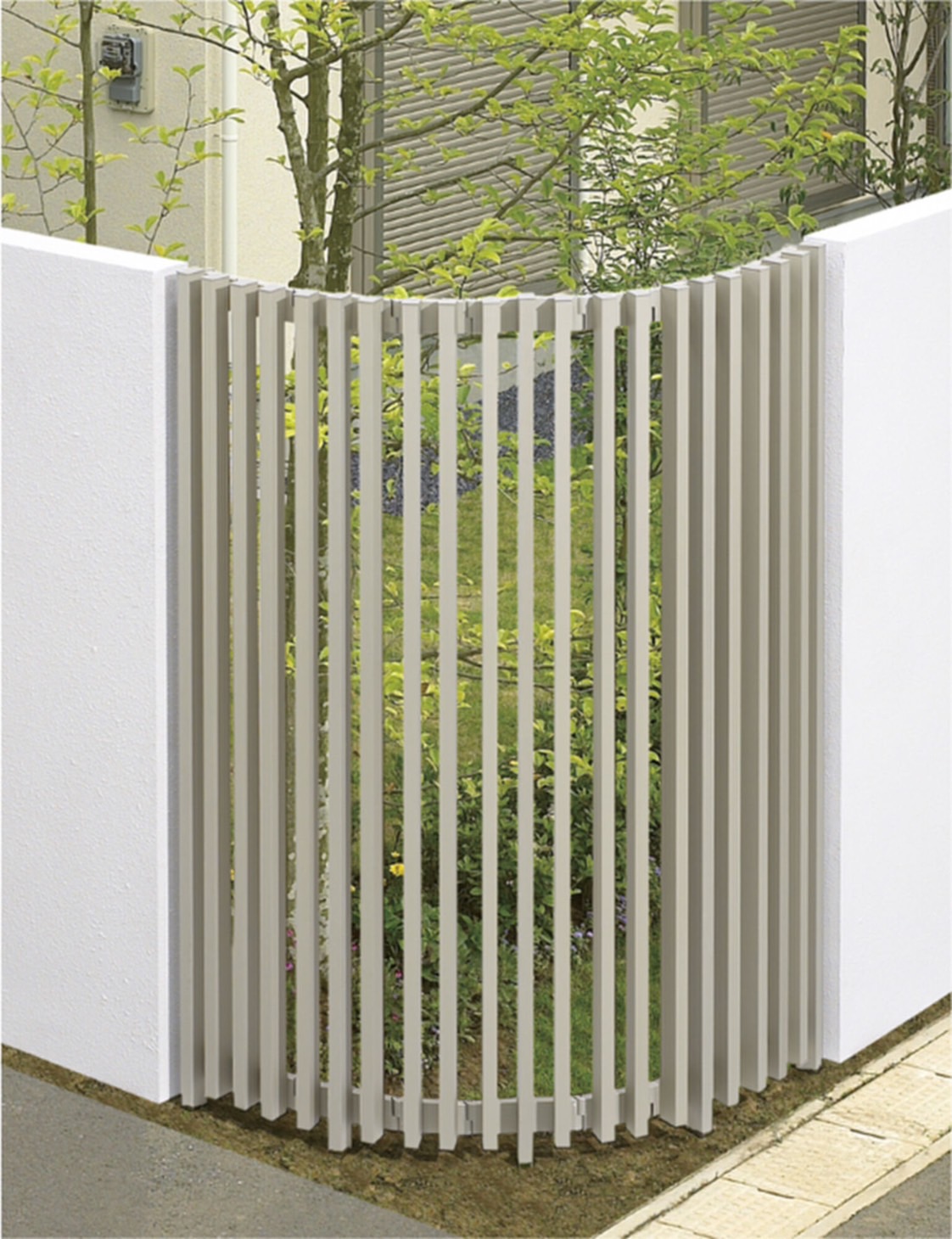 フェンス　外構　モダン　 おしゃれ　エクステリア　愛知・名古屋の外構専門店パートナーホームのエクステリア　製品一覧　空間創造スクリーン スリットラインフェンススタイル　35×55たて格子　アールタイプ　シャイングレー|パートナーホーム