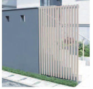 LIXIL　フェンス　外構　モダン　 おしゃれ　エクステリア　愛知・名古屋の外構専門店パートナーホームのエクステリア　製品一覧　空間創造スクリーン スリットライン　エントランスに 玄関ドアを開けた時に、道路からの視線をカットします。|パートナーホーム