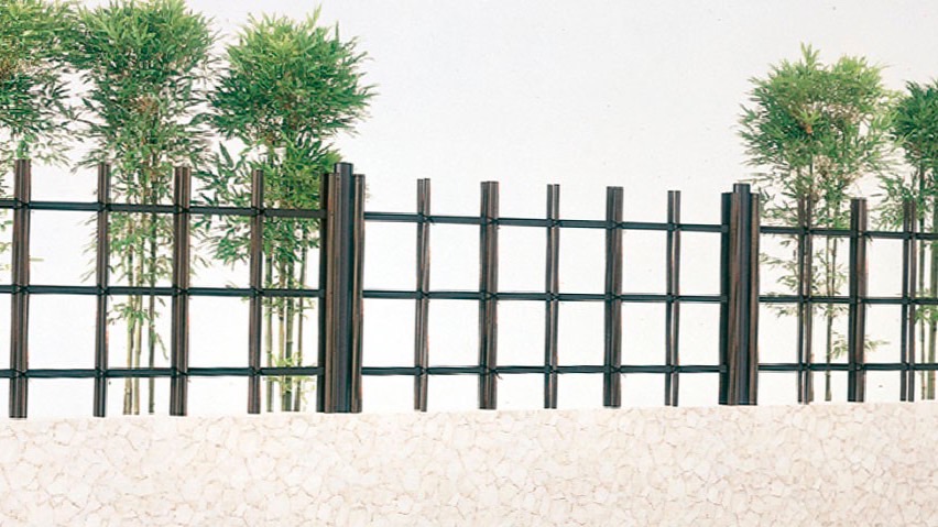 フェンス　和風竹垣フェンス＜京香（きょうか）＞　外構　和風　モダン　 おしゃれ　エクステリア　愛知・名古屋の外構専門店パートナーホームのエクステリア　製品一覧　京香　四つ目垣　黒竹 T-9 ユニット型 間仕切りタイプ 丸柱：マイルドブラック|パートナーホーム