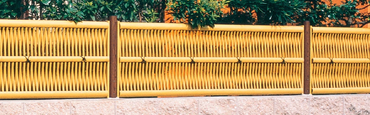 フェンス　和風竹垣フェンス＜京香（きょうか）＞　外構　和風　モダン　 おしゃれ　エクステリア　愛知・名古屋の外構専門店パートナーホームのエクステリア　製品一覧　京香　大津垣真竹 ユニット型 間仕切りタイプ T-6 丸柱：木目調|パートナーホーム