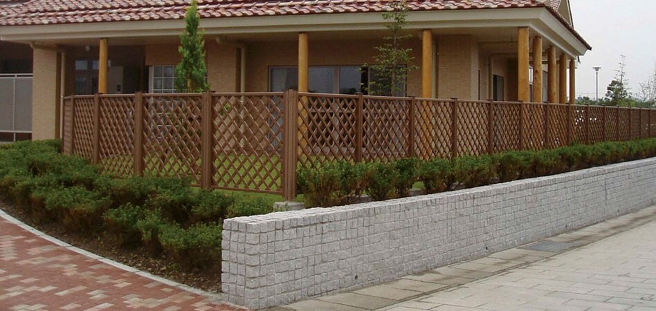 フェンス　外構　モダン　 おしゃれ　エクステリア　愛知・名古屋の外構専門店パートナーホームのエクステリア　製品一覧　木樹脂フェンス（間柱式）|パートナーホーム