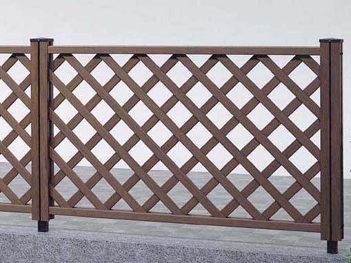 LIXIL　木樹脂フェンス（間柱式）　【外構エクステリア商品】|フェンス　外構　モダン　 おしゃれ　エクステリア　愛知・名古屋の外構専門店パートナーホームのエクステリア　製品一覧　1型（ラチス）ミディアムブラウンP|パートナーホーム
