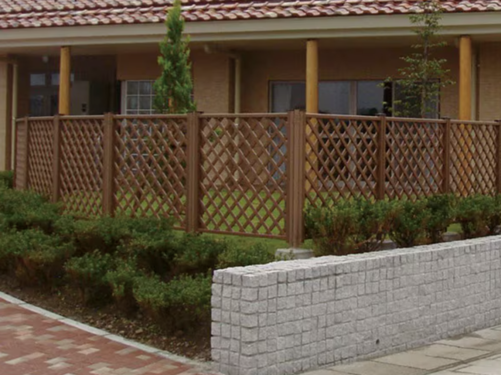 LIXIL　木樹脂フェンス【外構エクステリア商品】サムネイル　フェンス　外構　モダン　 おしゃれ　エクステリア　愛知・名古屋の外構専門店パートナーホームのエクステリア　製品一覧　木樹脂フェンス（間柱式）|パートナーホーム