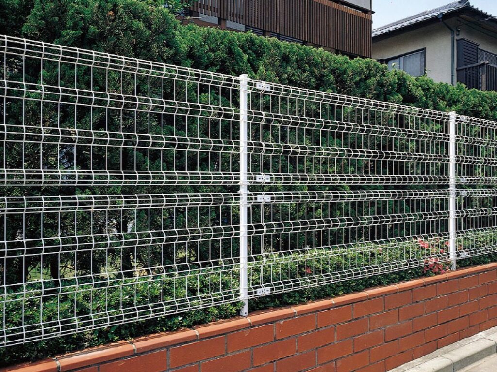 LIXIL　グリッドフェンスR型・ハイグリッドフェンスN1型【外構エクステリア商品】フェンス　スチール　ステンレス　外構　モダン　 おしゃれ　エクステリア　愛知・名古屋の外構専門店パートナーホームのエクステリア　製品一覧　グリッドフェンスR型　ホワイト|パートナーホーム