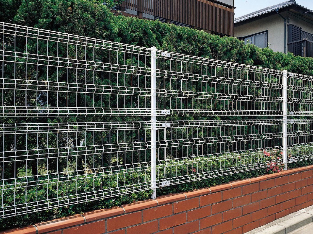 LIXIL　グリッドフェンスR型・ハイグリッドフェンスN1型【外構エクステリア商品】|フェンス　スチール　ステンレス　外構　モダン　 おしゃれ　エクステリア　愛知・名古屋の外構専門店パートナーホームのエクステリア　製品一覧　グリッドフェンスR型　ホワイト|パートナーホーム