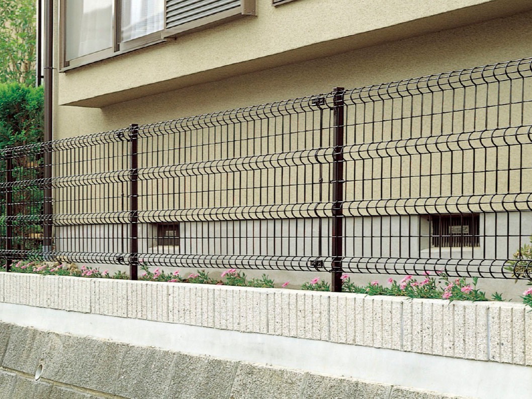 フェンス　スチール　ステンレス　外構　モダン　 おしゃれ　エクステリア　愛知・名古屋の外構専門店パートナーホームのエクステリア　製品一覧　グリッドフェンスR型　ダークブラウン|パートナーホーム