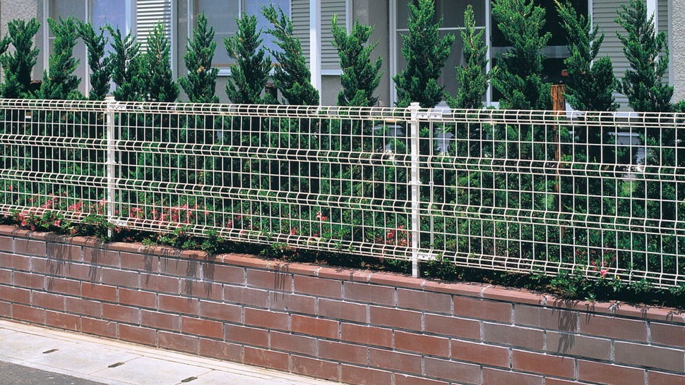 フェンス　スチール　ステンレス　外構　モダン　 おしゃれ　エクステリア　愛知・名古屋の外構専門店パートナーホームのエクステリア　製品一覧　グリッドフェンスR型|パートナーホーム