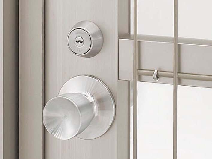 フェンス　スチール　ステンレス　外構　モダン　 おしゃれ　エクステリア　愛知・名古屋の外構専門店パートナーホームのエクステリア　製品一覧　ハイグリッド門扉NF8型　主要素材　シリンダー錠（ノブ式）|パートナーホーム