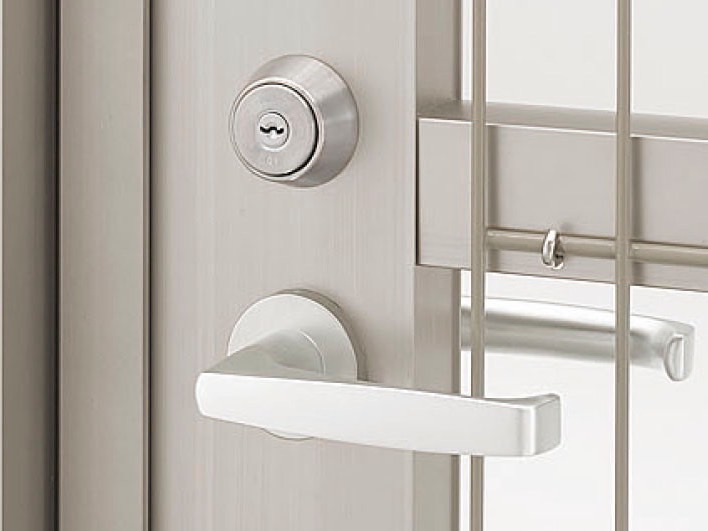 フェンス　スチール　ステンレス　外構　モダン　 おしゃれ　エクステリア　愛知・名古屋の外構専門店パートナーホームのエクステリア　製品一覧　ハイグリッド門扉NF8型　主要素材　シリンダー錠（レバー式）|パートナーホーム