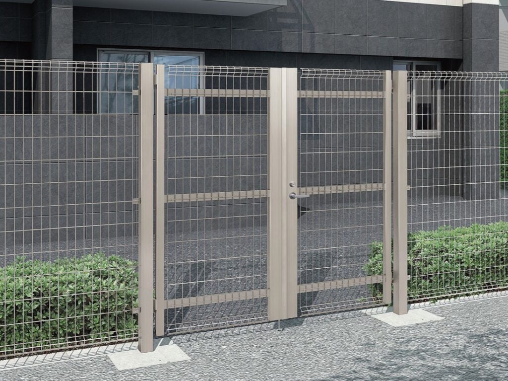 LIXIL　ハイグリッド門扉N8型・NF8型【外構エクステリア商品】フェンス　スチール　ステンレス　外構　モダン　 おしゃれ　エクステリア　愛知・名古屋の外構専門店パートナーホームのエクステリア　製品一覧　ハイグリッド門扉NF8型　シャイングレー　09-18　両開き　レバー式内蔵錠使用|パートナーホーム