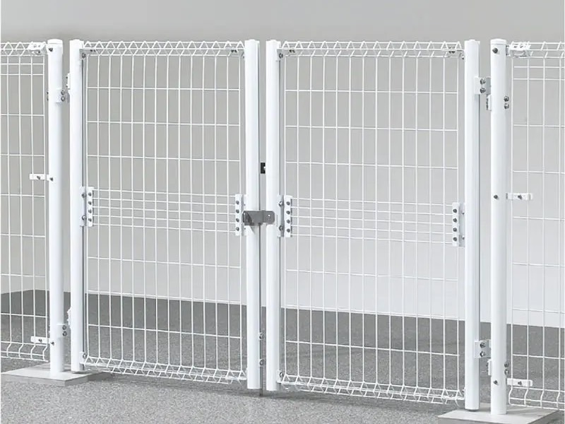 フェンス　スチール　ステンレス　外構　モダン　 おしゃれ　エクステリア　愛知・名古屋の外構専門店パートナーホームのエクステリア　製品一覧　メッシュ門扉A型　両開き 門柱式 巾700＋700×高1200 クリアホワイト|パートナーホーム