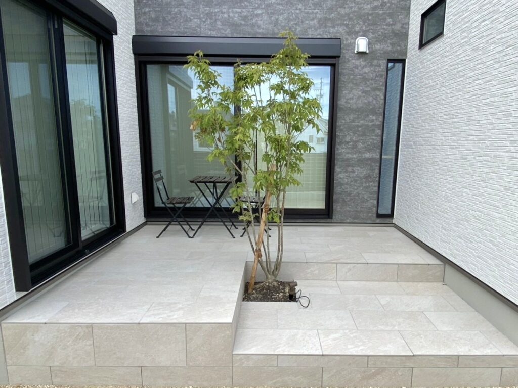 タイルデッキ+シンボルツリー🌳… ⸒⸒342【愛知・名古屋の外構工事専門店ブログ】愛知県名古屋市　外構工事　テラス　タイルデッキ　シンボルツリー　コの字型のお庭　施工事例　パートナーホーム　スタッフブログ　|パートナーホーム