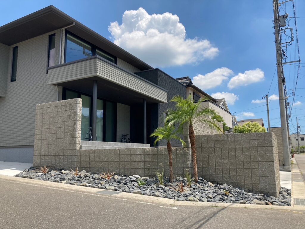 南国感溢れるエクステリア🌴清須市　新築外構エクステリア施工事例　パートナーホーム清須店　南国風　ヤシの木のある外構　お庭　スタッフブログ|パートナーホーム