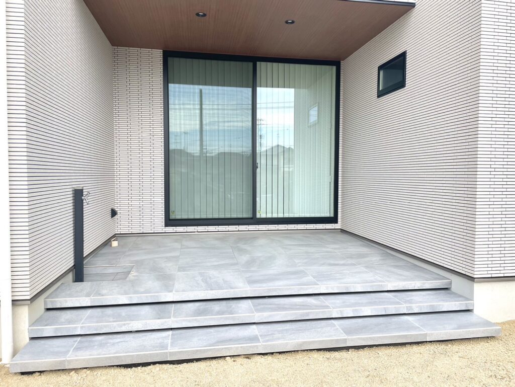 蹴込みデザインをタイルデッキにも… ⸒⸒338【愛知・名古屋の外構工事専門店ブログ】フロートタイルデッキ　浮き階段　浮きステップ　おしゃれなタイルデッキ　お庭　施工事例　名古屋の外構専門店|パートナーホーム