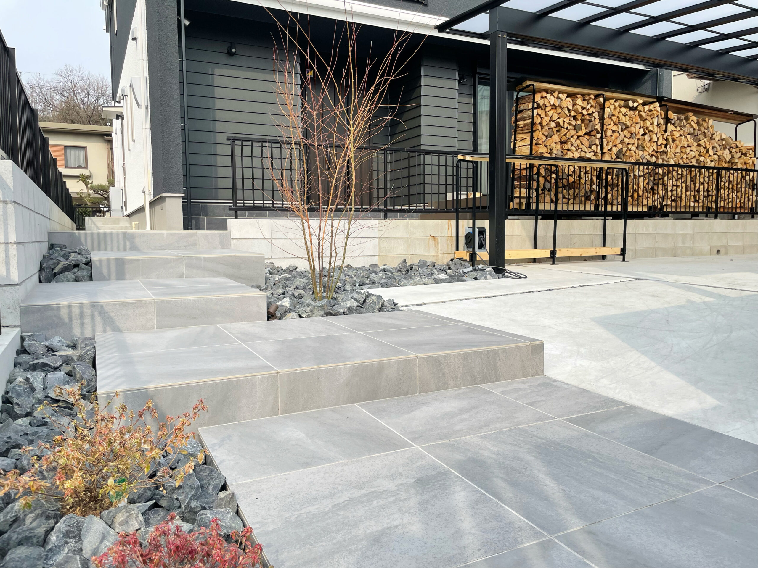 玄関まわりを少し変えるだけで、ぐっと暮らしが整う話🏡… ⸒⸒352【愛知・名古屋の外構工事専門店ブログ】|外構工事　アプローチは家の顔　愛知・名古屋の外構専門店パートナーホームのスタッフブログ　エクステリアの知識　おしゃれな階段　門まわり　タイル|パートナーホーム