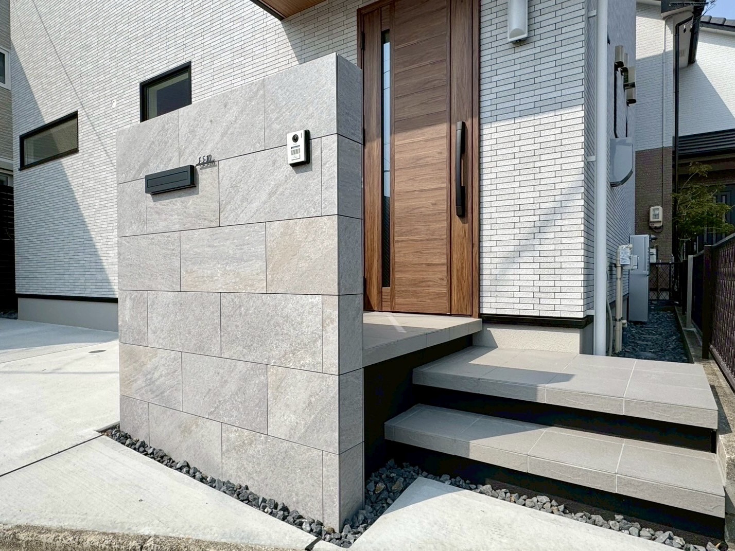 玄関前のおしゃれな門塀+フロート階段🏠|岩倉市　外構工事　エクステリア　おしゃれな門塀　階段　フロート階段　浮き階段　モダンスタイル　パート|パートナーホーム