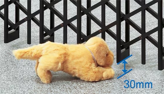 LIXIL　伸縮門扉　伸縮ゲート　外構　モダン　 おしゃれ　エクステリア　愛知・名古屋の外構専門店パートナーホームのエクステリア　製品一覧　カーゲート セレビューMシリーズ　［ペットガードタイプ］のMP型 伸縮門扉下の隙間はわずか30mm。愛犬が道路に飛び出すのを防ぎます。|パートナーホーム