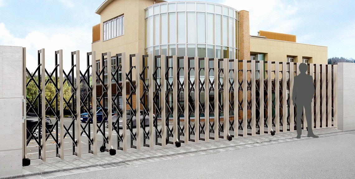 LIXIL　伸縮門扉　伸縮ゲート　外構　モダン　 おしゃれ　エクステリア　愛知・名古屋の外構専門店パートナーホームのエクステリア　製品一覧　グランシャイン　Aタイプ 公共施設や工場・倉庫などの大開口部に最適！ 高さは最大2.1m！ 強さとシャープ感を両立したシンプルデザイン。|パートナーホーム