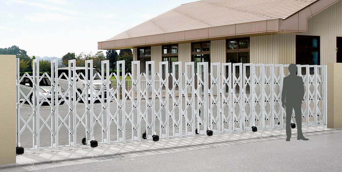 LIXIL　伸縮門扉　伸縮ゲート　外構　モダン　 おしゃれ　エクステリア　愛知・名古屋の外構専門店パートナーホームのエクステリア　製品一覧　グランシャイン　Bタイプ ショッピングセンターなどの商業施設にもおすすめ！！ 縦桟にアール形状の形材を採用したモダンデザイン。 豊富な納まりパターンから選択することができます。|パートナーホーム