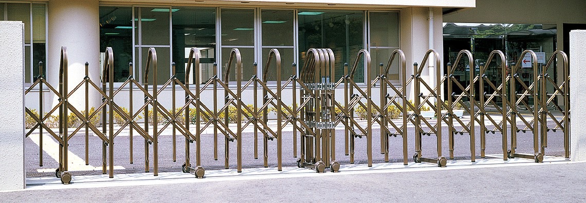 LIXIL　伸縮門扉　伸縮ゲート　外構　モダン　 おしゃれ　エクステリア　愛知・名古屋の外構専門店パートナーホームのエクステリア　製品一覧　POLYジャンボ　D3型　アルミ　ブロンズ|パートナーホーム