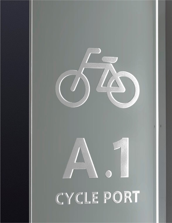 LIXIL　駐輪場　モダン　 おしゃれ　エクステリア　愛知・名古屋の外構専門店パートナーホームのエクステリア　製品一覧　ハイブリッドルーフ HBR-HA　高級感のあるガラス製サインパネルを取り付けることができます。照明点灯時|パートナーホーム