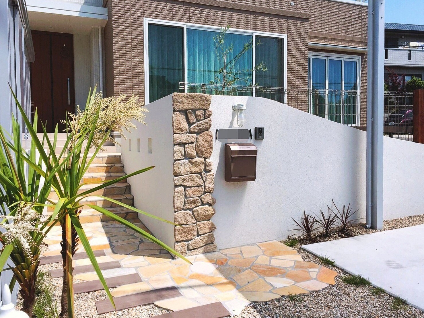 外構は色で変わる！カラー別に見るデザインアイデア集　アイボリーの乱形石＆コンクリート枕木のアプローチ　カルフォルニア風|パートナーホーム