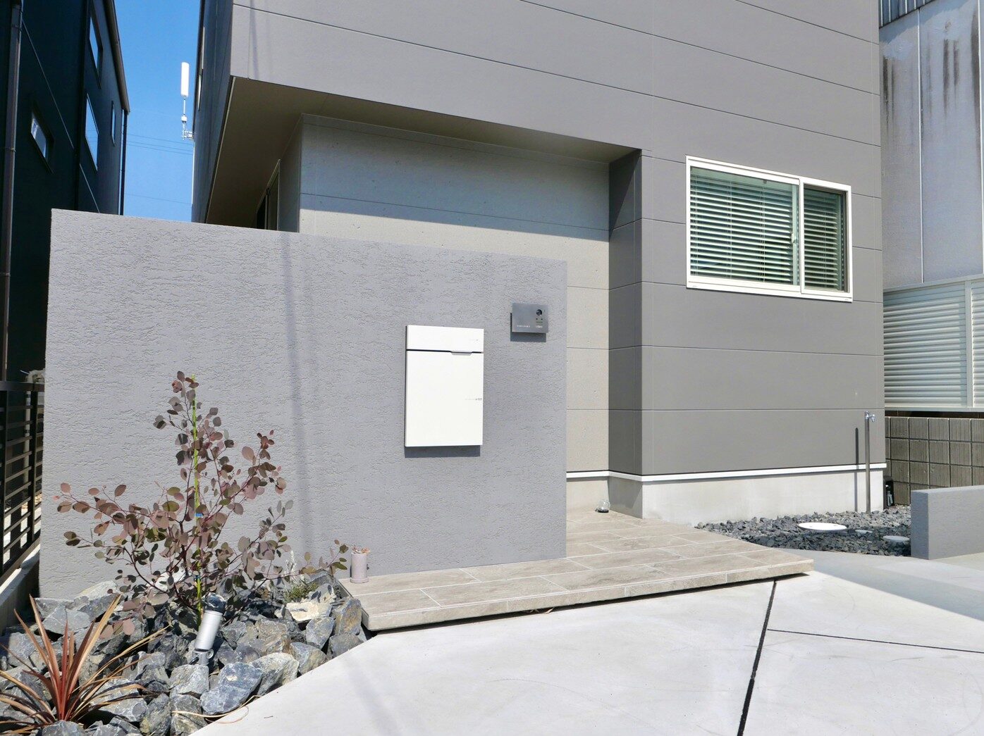 外構は色で変わる！カラー別に見るデザインアイデア集　グレー・チャコール　エクステリア　おしゃれ　|パートナーホーム