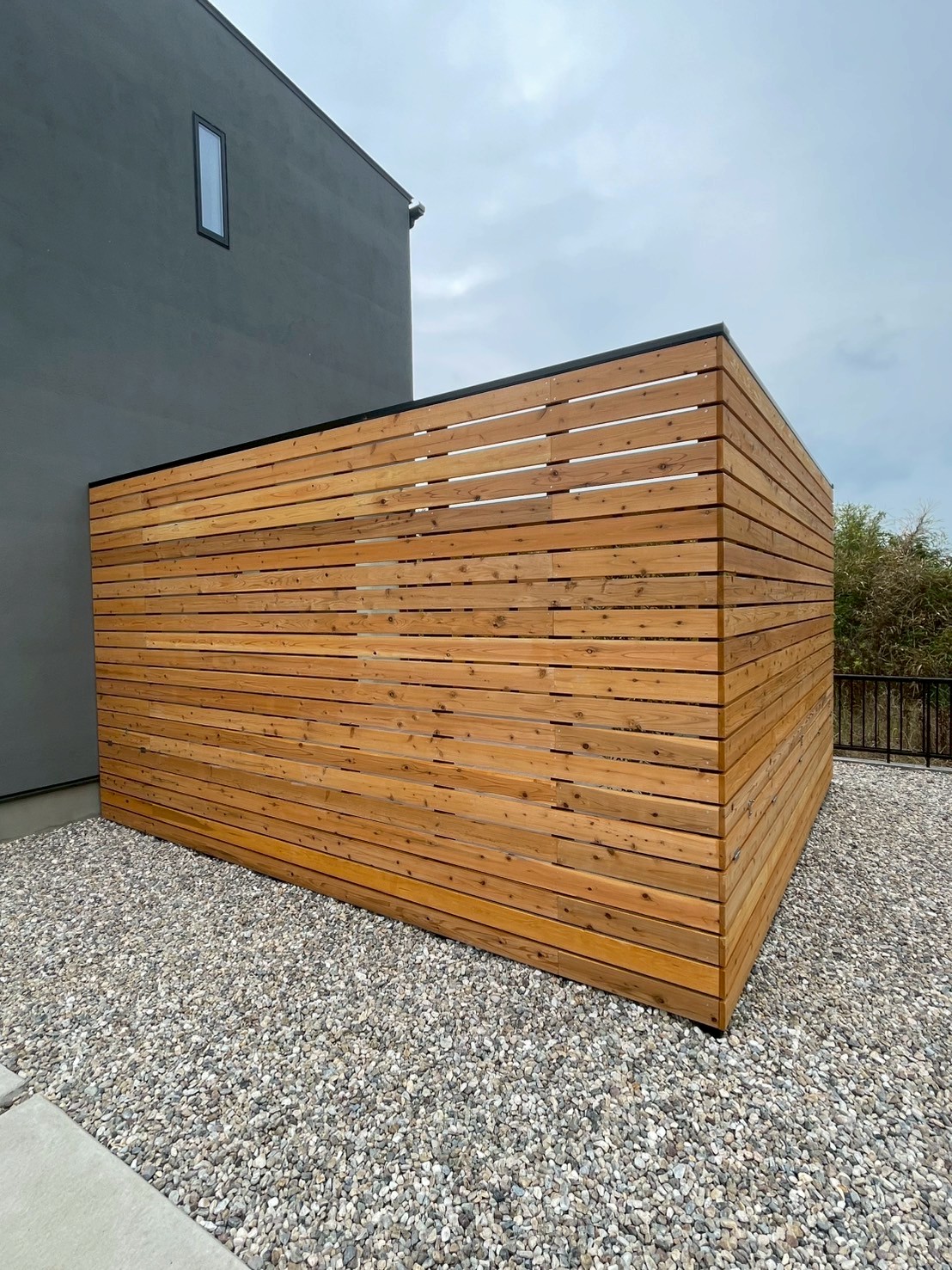 外構リフォーム　お庭　囲いフェンス　天然木　目隠し　タイルデッキ　杉板　パートナーホーム　施工事例　エクステリア|パートナーホーム