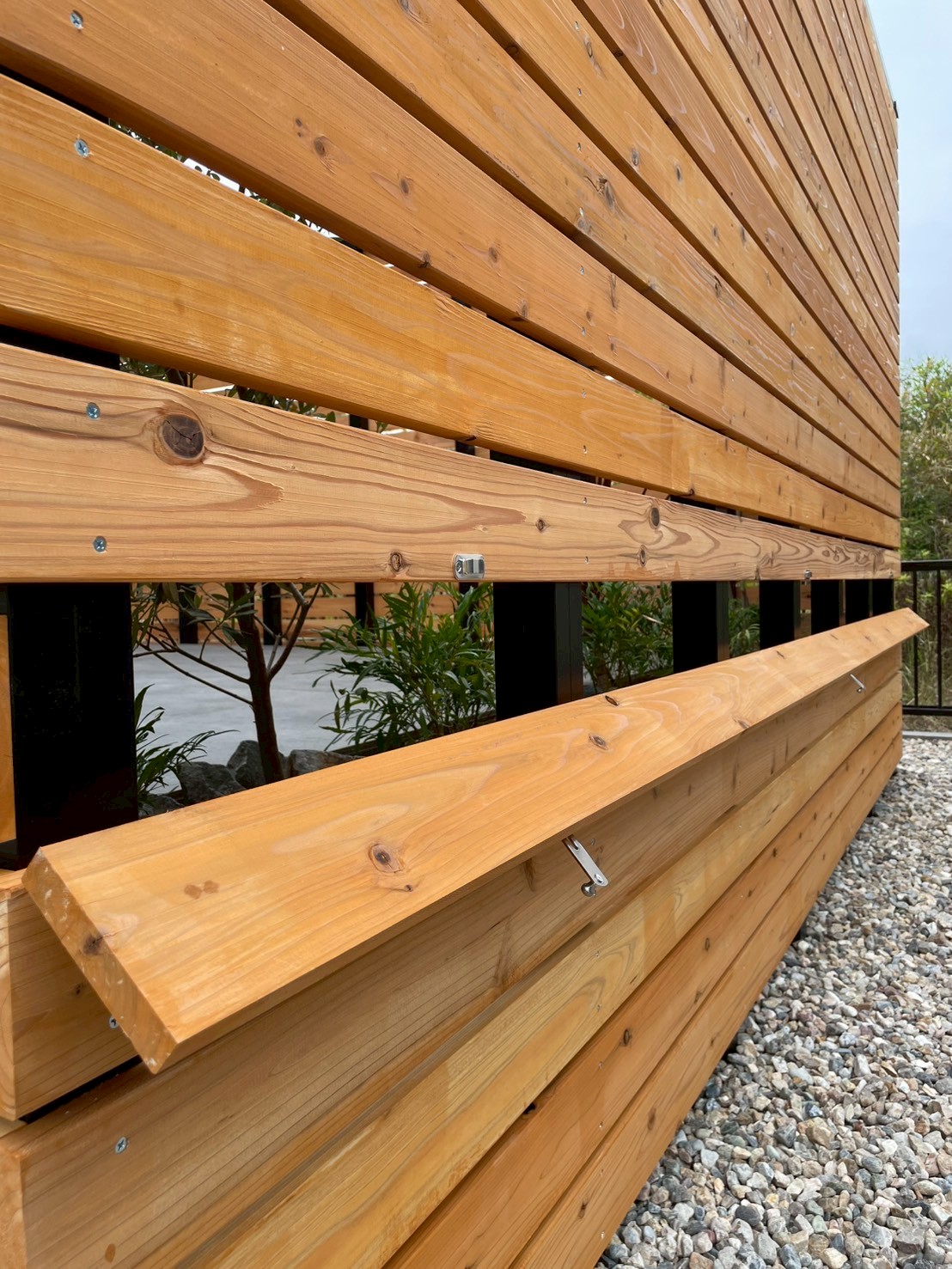 天然木囲いフェンスのお庭空間🍃373【愛知・名古屋の外構工事専門店ブログ】|外構リフォーム　お庭　囲いフェンス　天然木　目隠し　タイルデッキ　杉板　パートナーホーム　施工事例　エクステリア|パートナーホーム