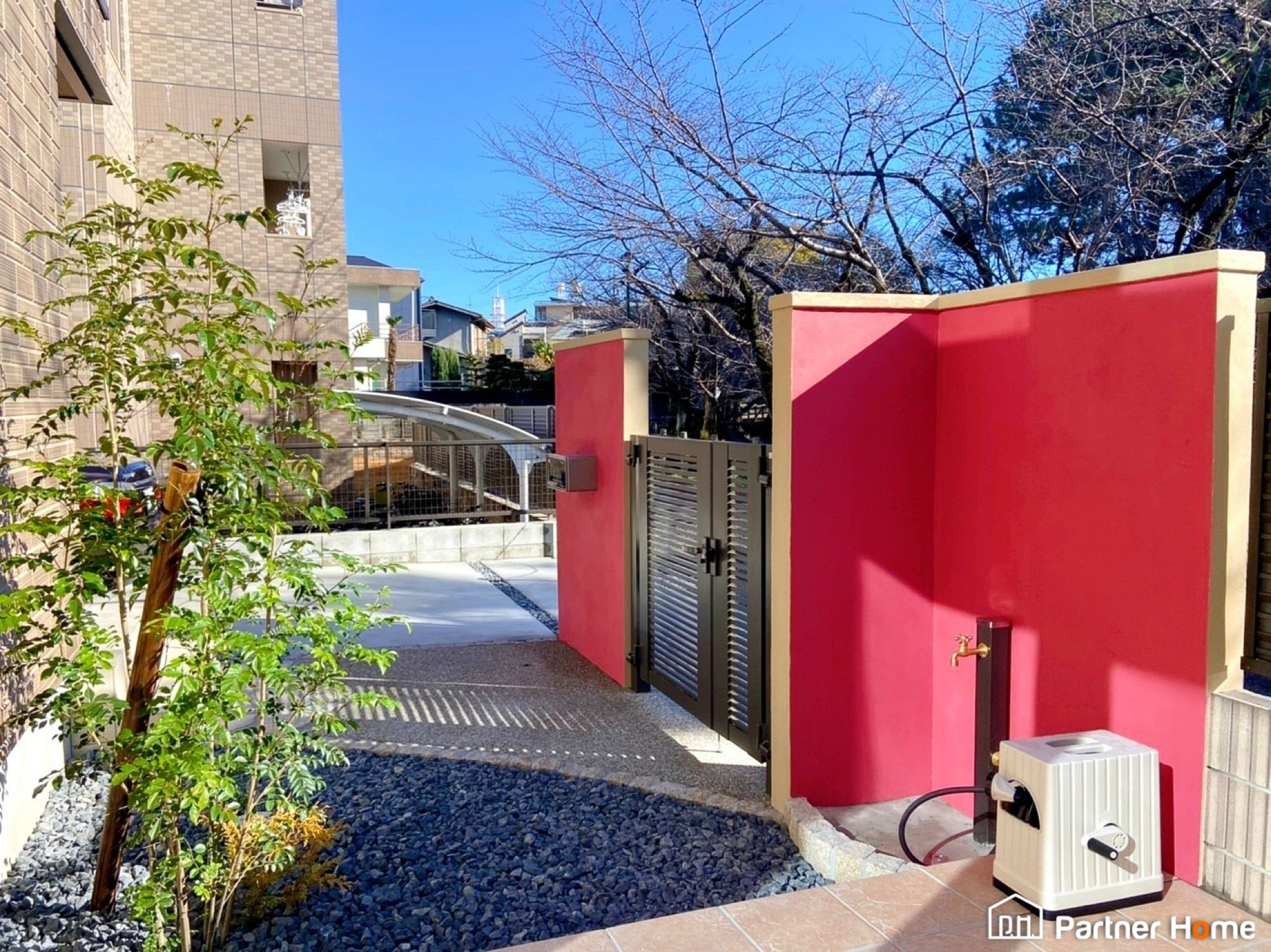 外構は色で変わる！カラー別に見るデザインアイデア集　アクセントカラー　カラーポイント　レッド　パートナーホーム|パートナーホーム