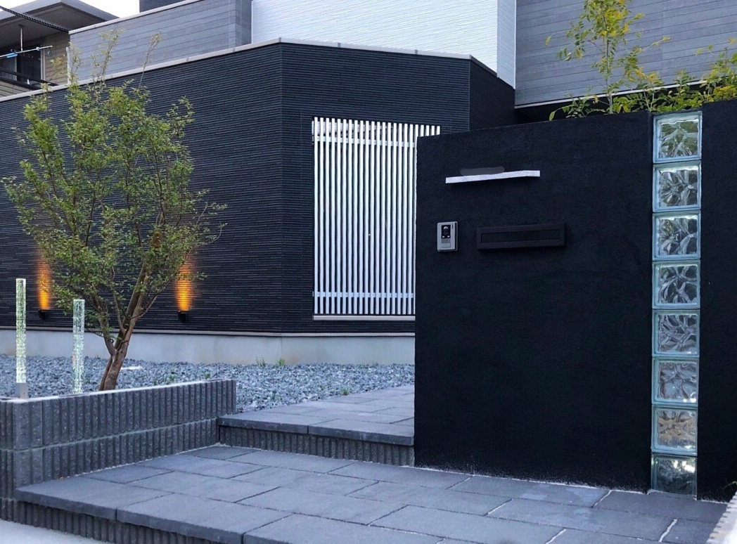 外構は色で変わる！カラー別に見るデザインアイデア集　グレー・チャコール　エクステリア　おしゃれ　|パートナーホーム