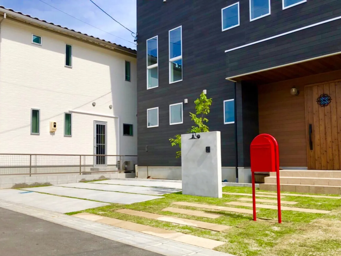 外構は色で変わる！カラー別に見るデザインアイデア集　アクセントカラー　カラーポイント　レッド　パートナーホーム　赤いポスト　可愛いポスト|パートナーホーム