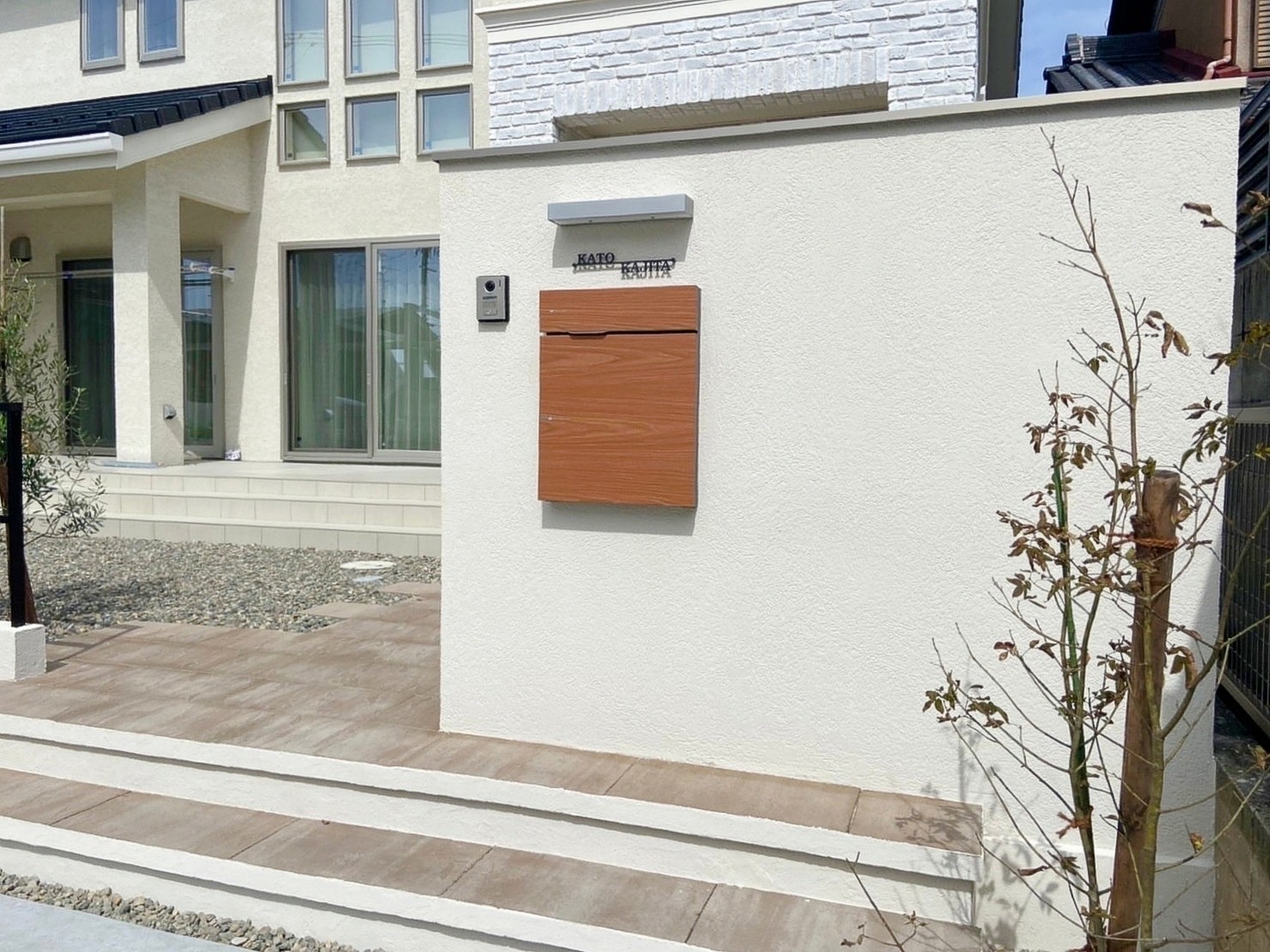 外構は色で変わる！カラー別に見るデザインアイデア集　木目調のポスト×木目調の階段アプローチ|パートナーホーム