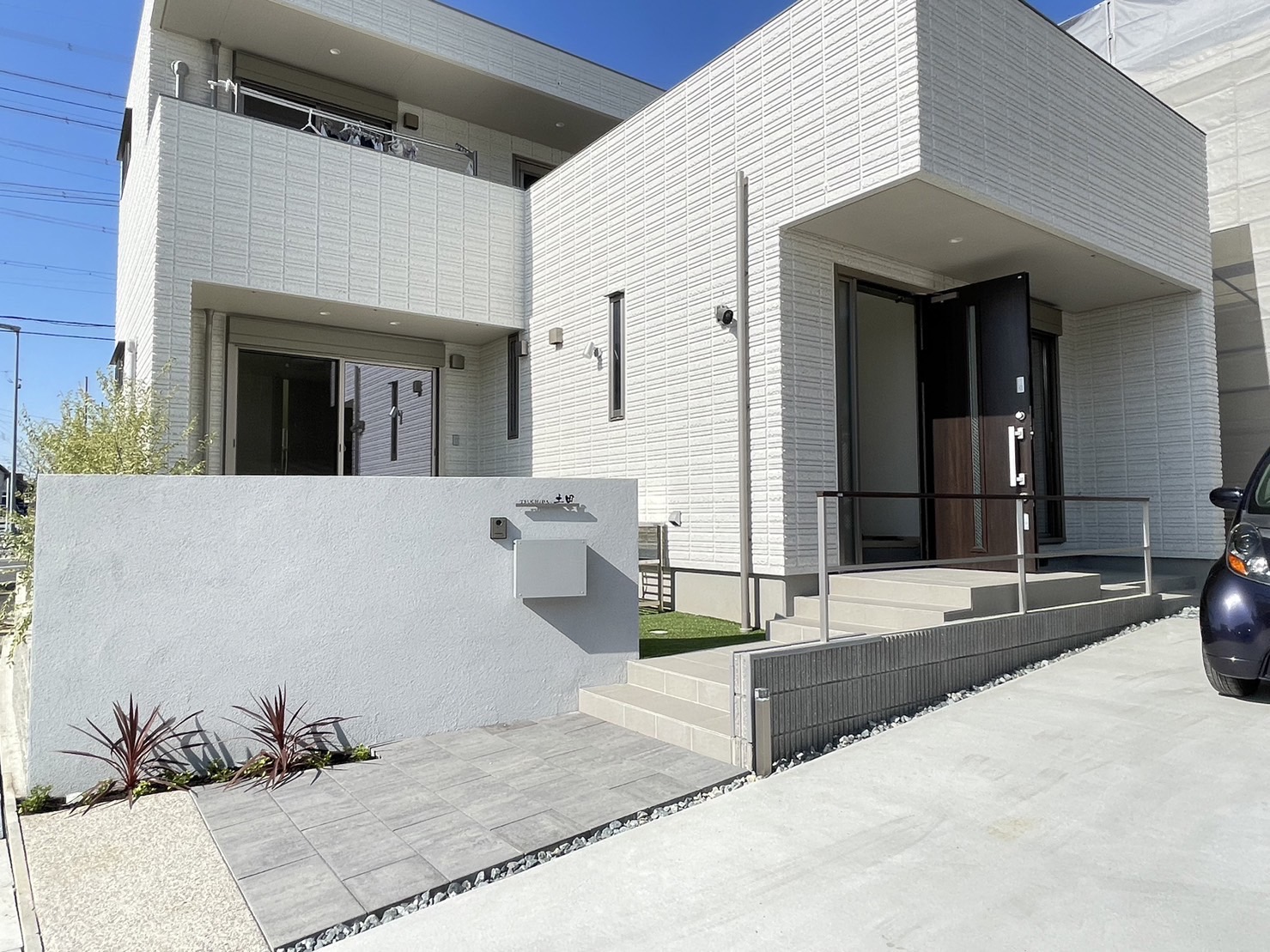 外構は色で変わる！カラー別に見るデザインアイデア集　ホワイトの門壁×アイボリーの洗い出し　ヘーベルハウス　|パートナーホーム