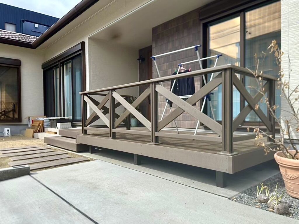 クロスフェンス付きのウッドデッキ🪵〈津島市施工〉クロスフェンス　施工事例　外構　ウッドデッキ　ブログ|パートナーホーム