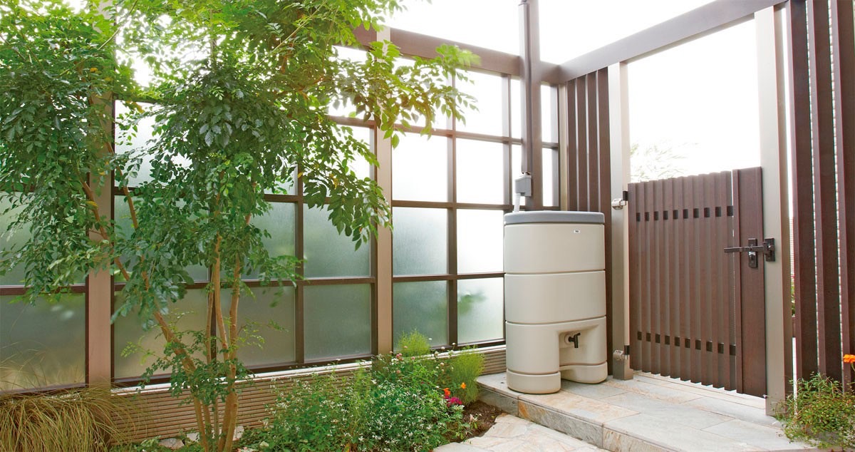 LIXIL　雨水　タンク　うち水　水やり　エコ　モダン　 おしゃれ　エクステリア　愛知・名古屋の外構専門店パートナーホームのエクステリア　製品一覧　エコリス 雨水タンク　プラスGに取り付けた場合|パートナーホーム